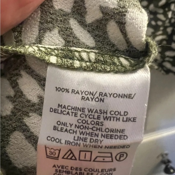 Ann Taylor Loft Button Back Peplum Sleeveless Shell Blouse Top Animal Print - Picture 6 of 8